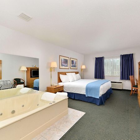 Americas Best Value Inn & Suites - Tahquamenon Country Newberry Экстерьер фото