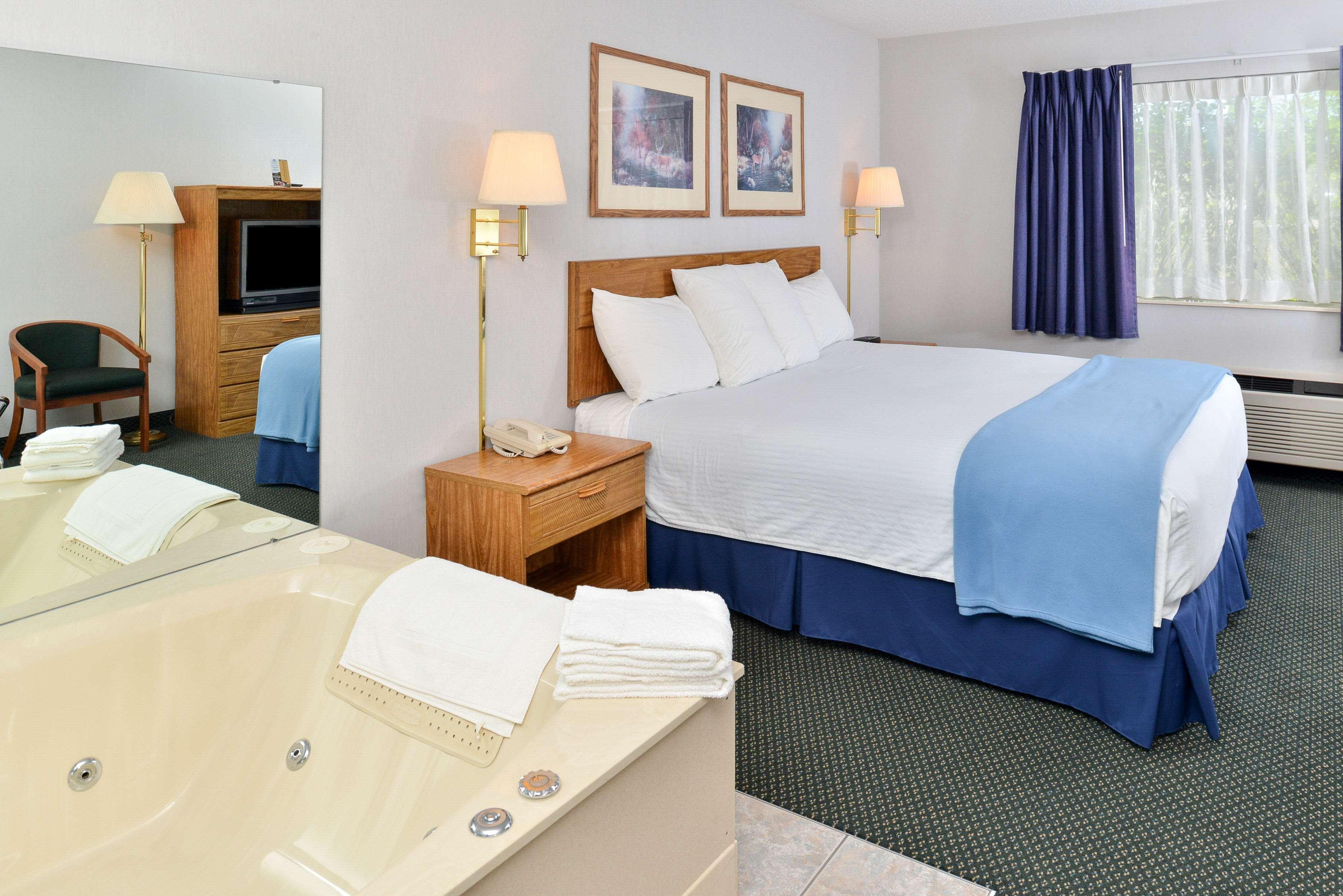Americas Best Value Inn & Suites - Tahquamenon Country Newberry Экстерьер фото