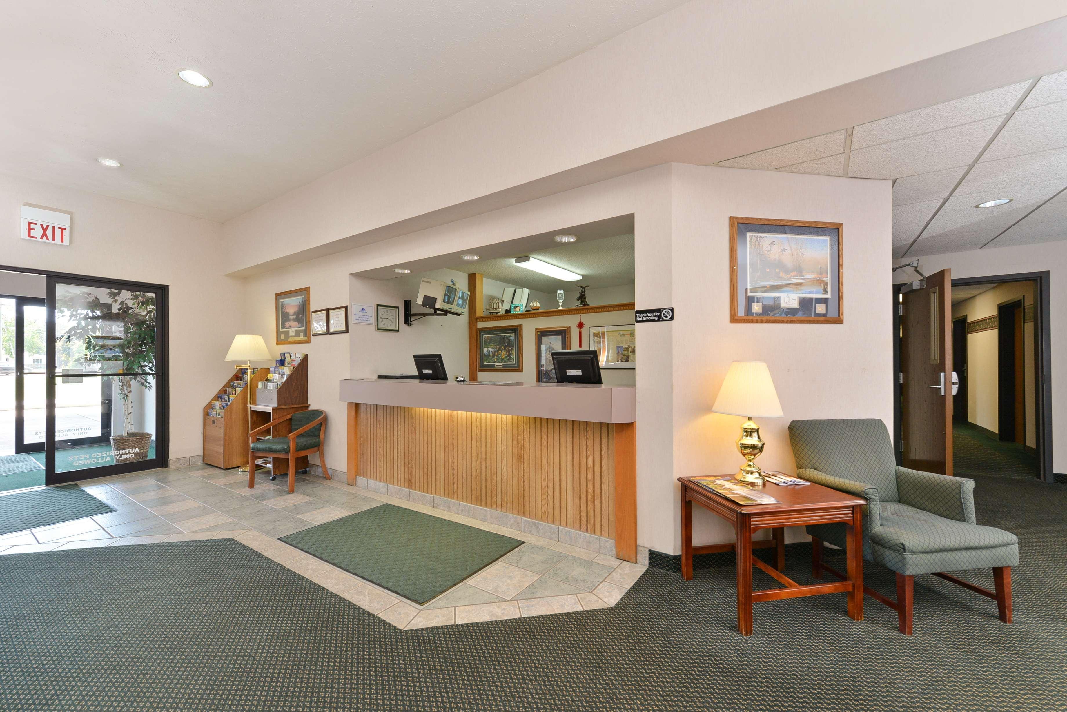 Americas Best Value Inn & Suites - Tahquamenon Country Newberry Экстерьер фото
