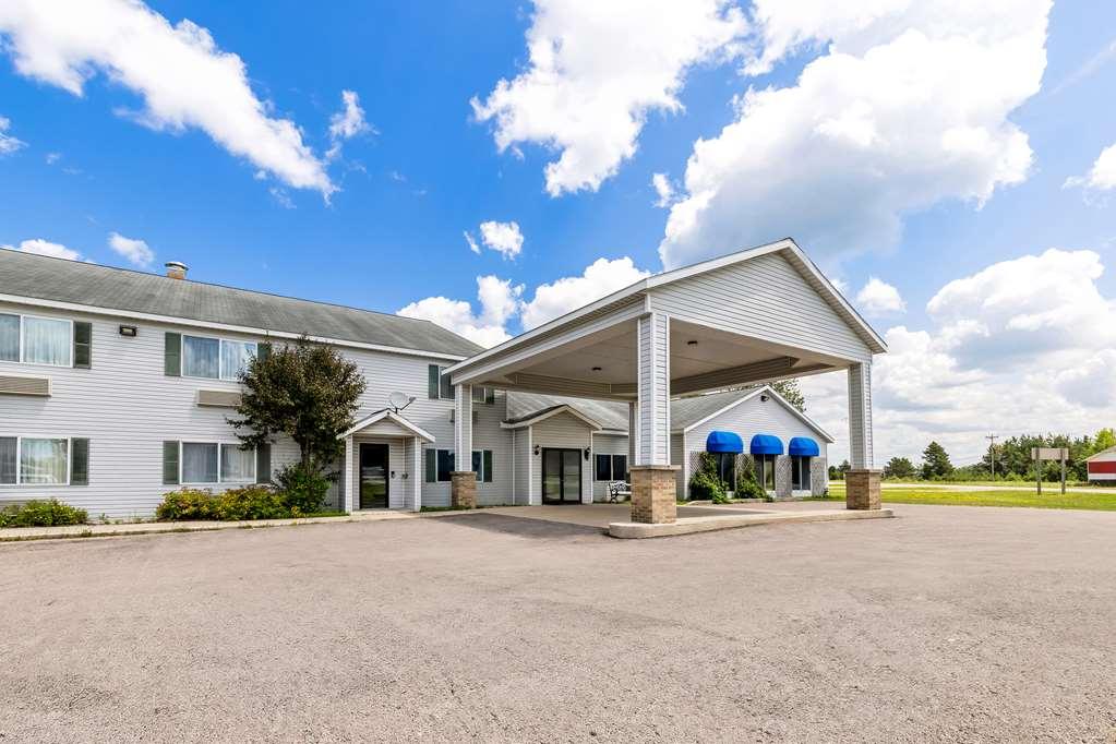Americas Best Value Inn & Suites - Tahquamenon Country Newberry Экстерьер фото