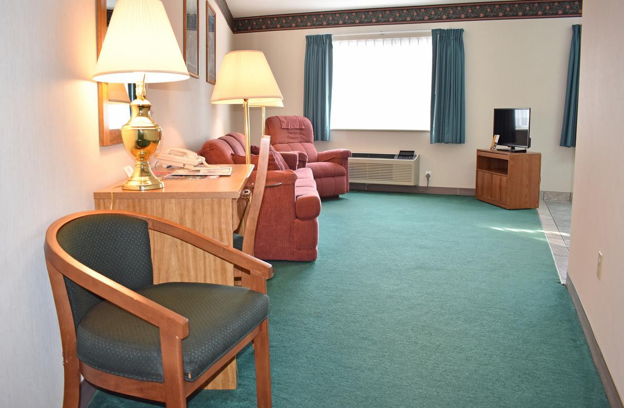 Americas Best Value Inn & Suites - Tahquamenon Country Newberry Экстерьер фото