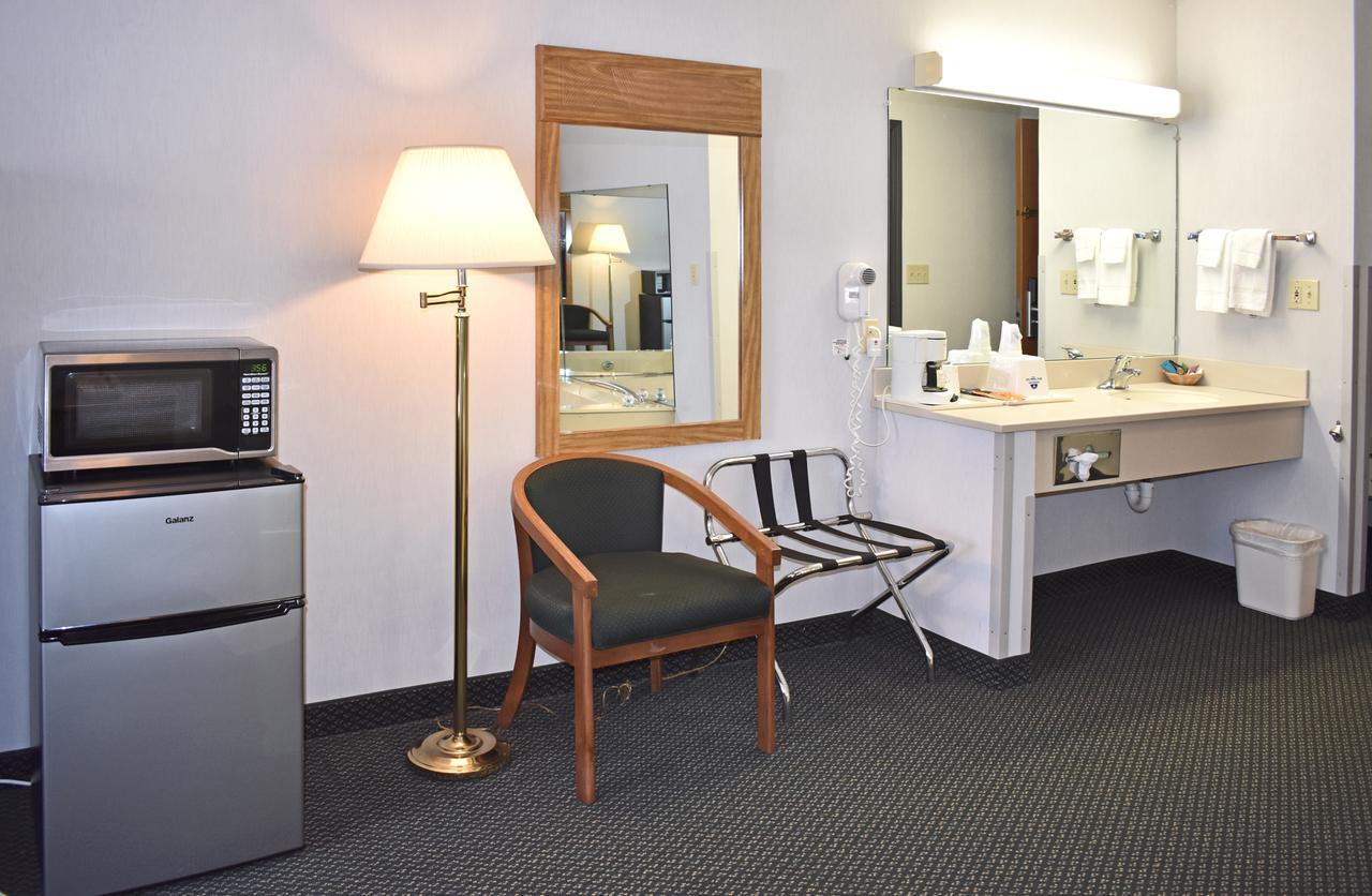 Americas Best Value Inn & Suites - Tahquamenon Country Newberry Экстерьер фото