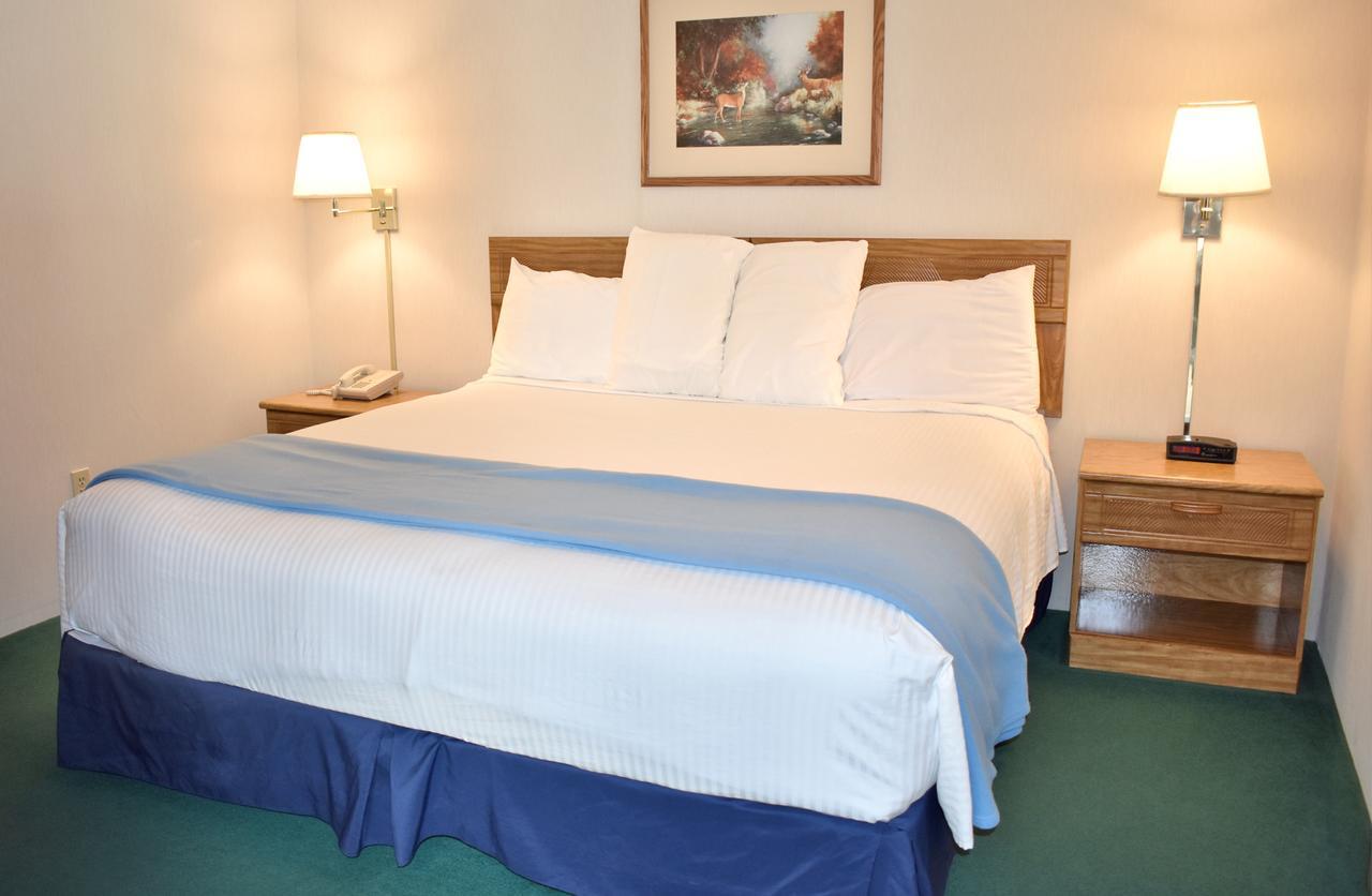 Americas Best Value Inn & Suites - Tahquamenon Country Newberry Экстерьер фото