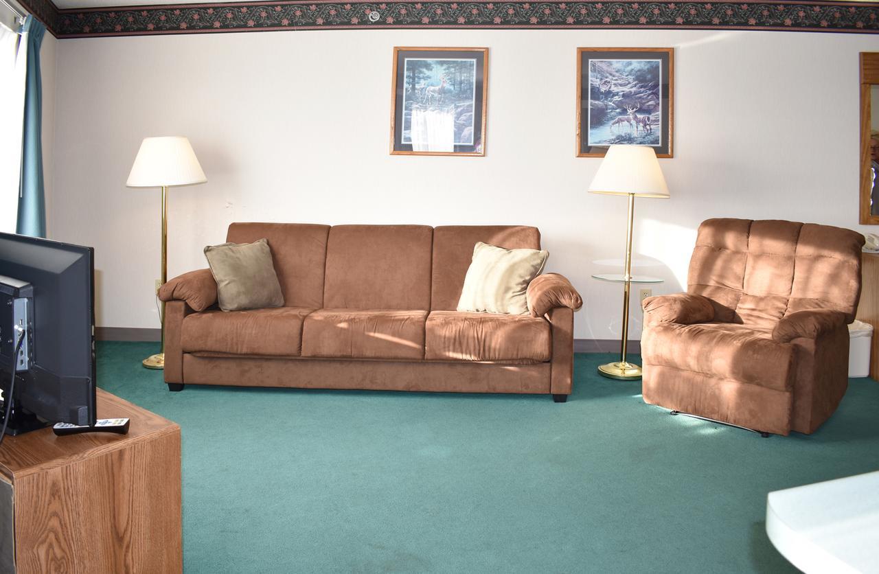 Americas Best Value Inn & Suites - Tahquamenon Country Newberry Экстерьер фото